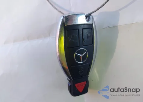 2010 Mercedes-Benz C 300 Luxury/Sport z USA, uszkodzony, nr VIN WDDGF5EB8AR128672